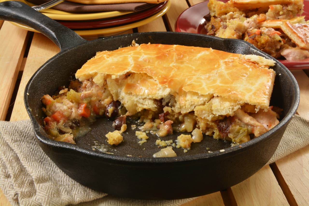 Pastel de pavo casero con verduras y relleno de pan.