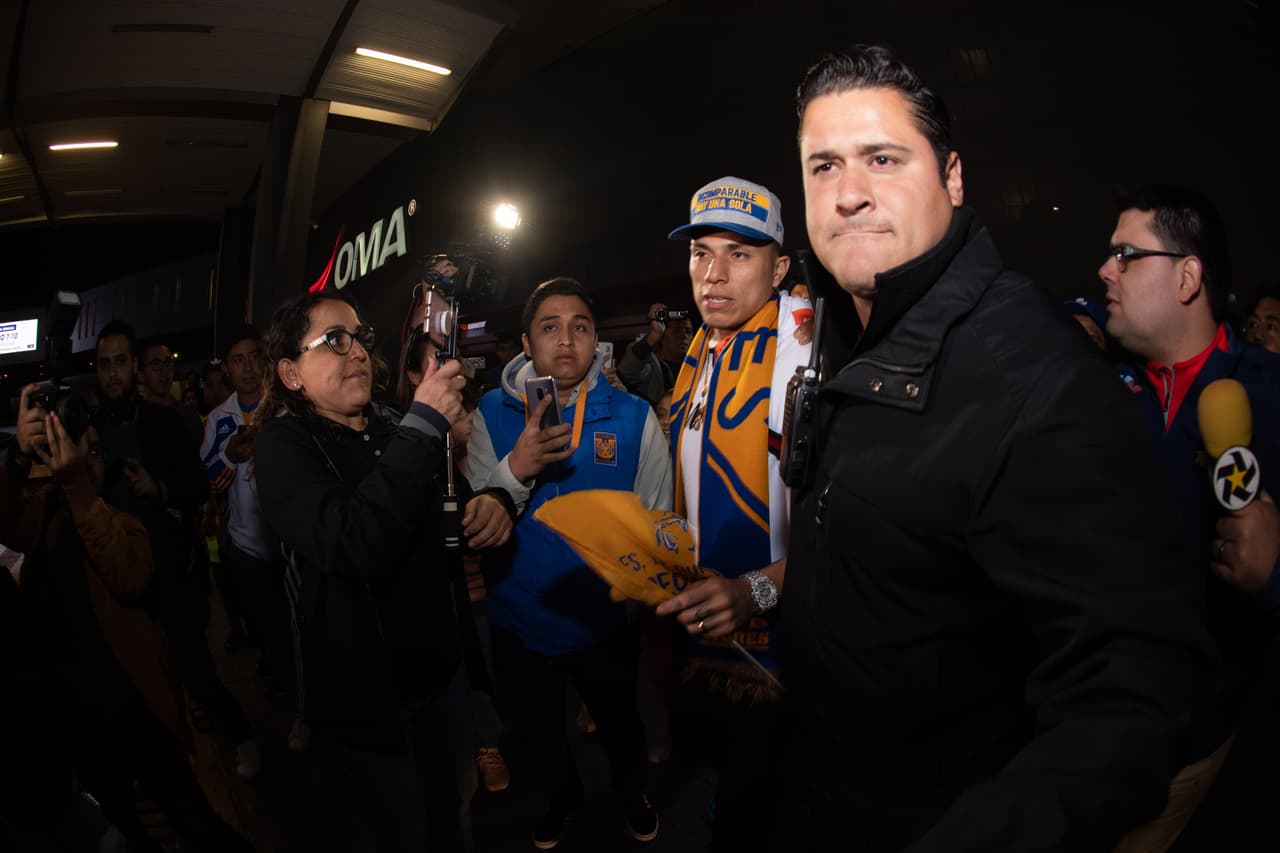 A sus 25 años, Salcedo vuelve tras pasar en Europa por Fiorentina y Eintracht Frankfurt, donde acumuló valiosa experiencia que lo llevó al Mundial con la Selección Mexicana.