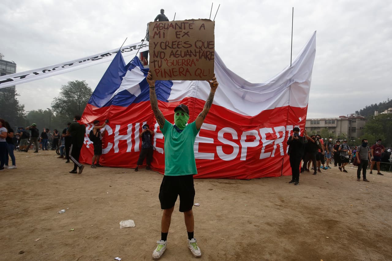 Mientras unos protestan, otros chequean: ¿Cómo combaten la desinformación en Ecuador, Chile, España y Líbano estos días?
