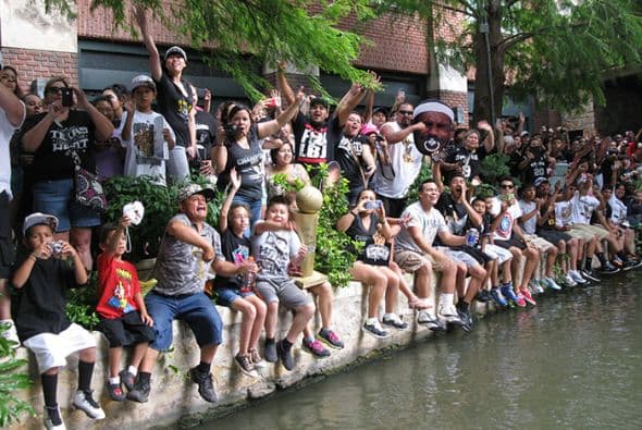 Photos: Spurs Championship Parade 2014 Barges