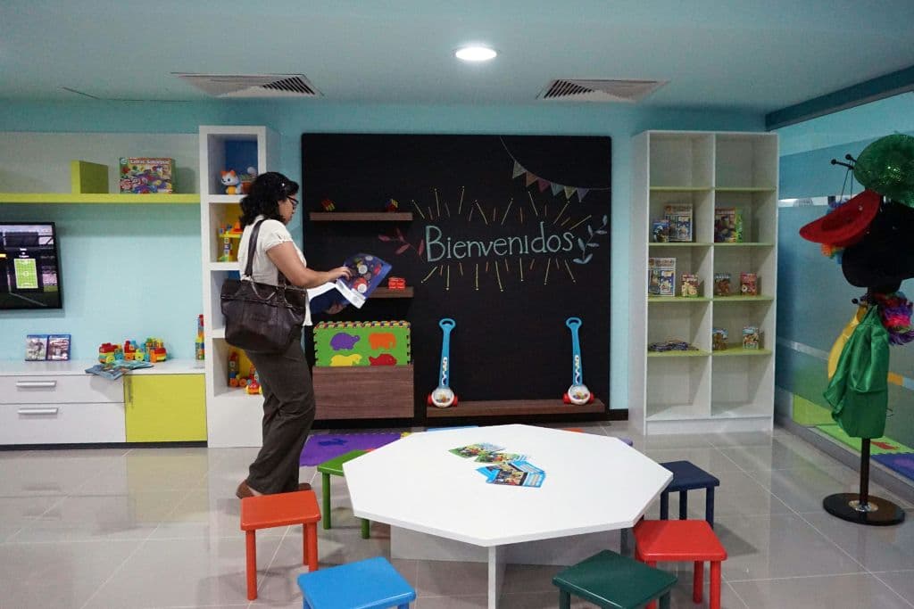 Aeropuerto de Guatemala abre una sala para recibir a los niños deportados de EEUU