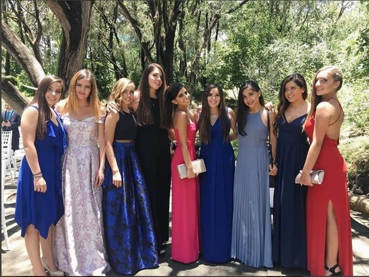 La hija mayor del conductor de televisión asistió con sus amigos del colegio. Paola Ramones de rosa celebró con alegría el enlace de su padre.