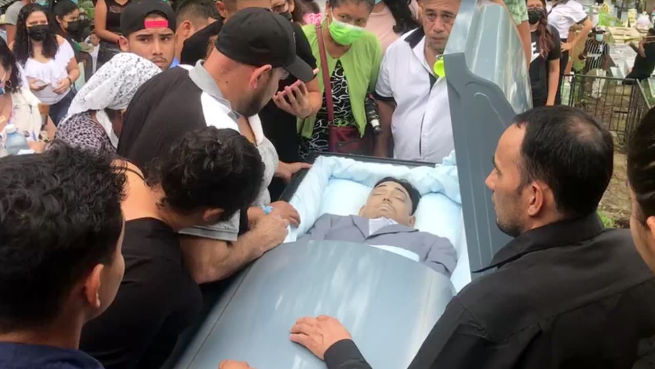 Osmin, con gorra negra, y Ana Graciela, a su lado, despidieron a su hijo entre lágrimas.