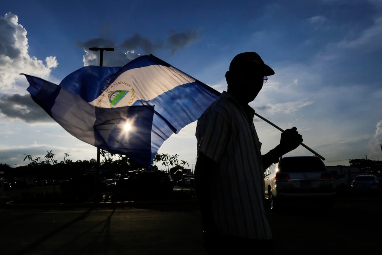 <b>Nicaragüenses.</b> Son 464,000 , el puesto 12 en la lista de los grupos hispanos. 65% habla bien inglés y el ingreso anual promedio de este grupo es de 59,000 dólares. 13% vive en la pobreza y 17% no tiene un seguro médico.