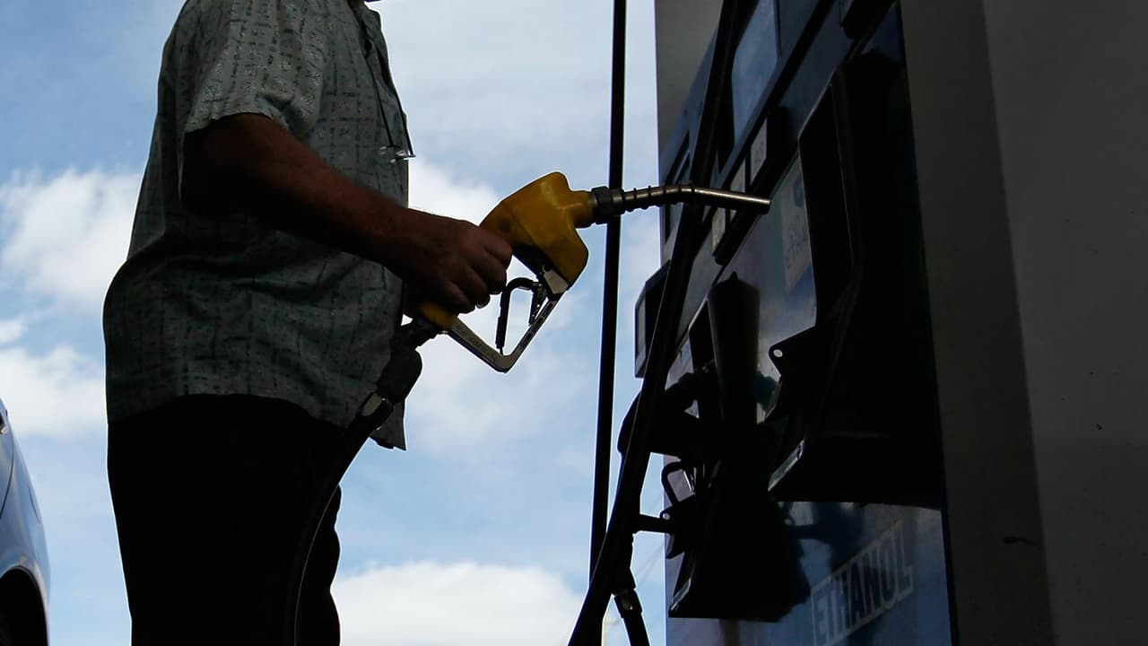 El precio del litro de gasolina todavía no baja de $1.02 y el del diésel de $1.10 en las bombas 