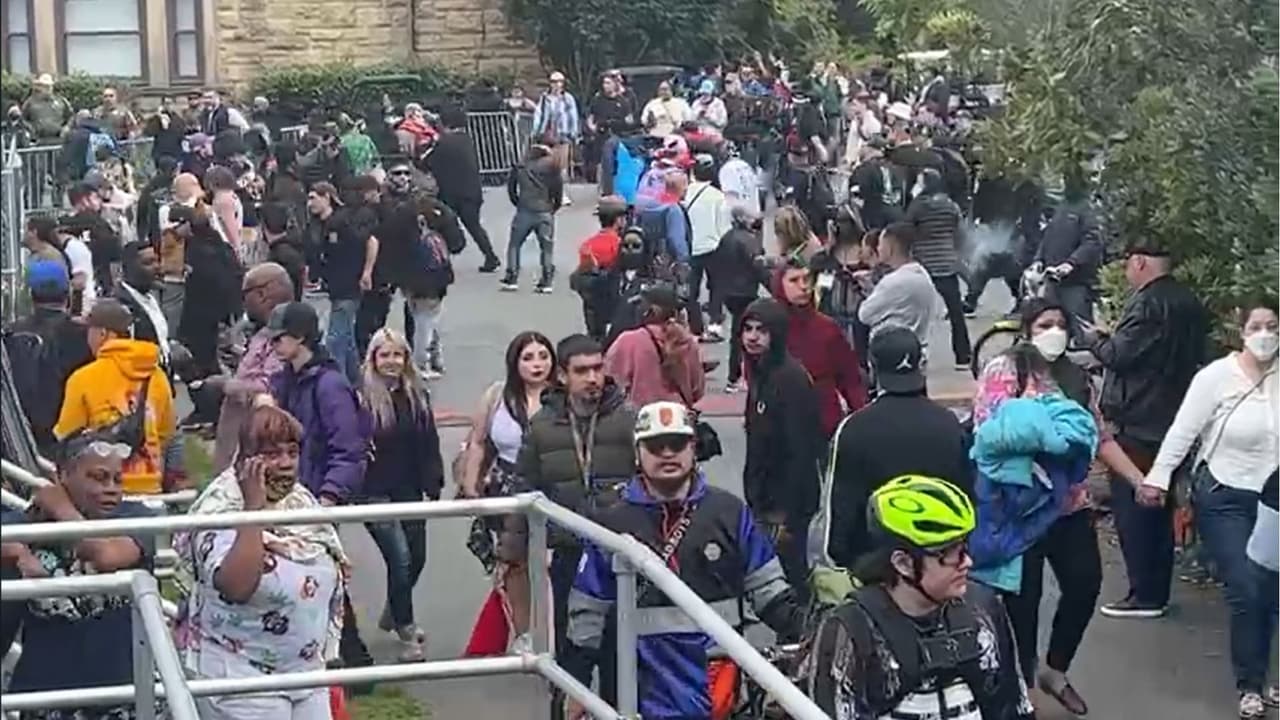 El reggae y el hip-hop sonaron a todo lo que daban las bocinas mientras los asistentes disfrutaban del festival de la marihuana conocido como 4/20 o Hippie Hillen San Francisco.
<br>