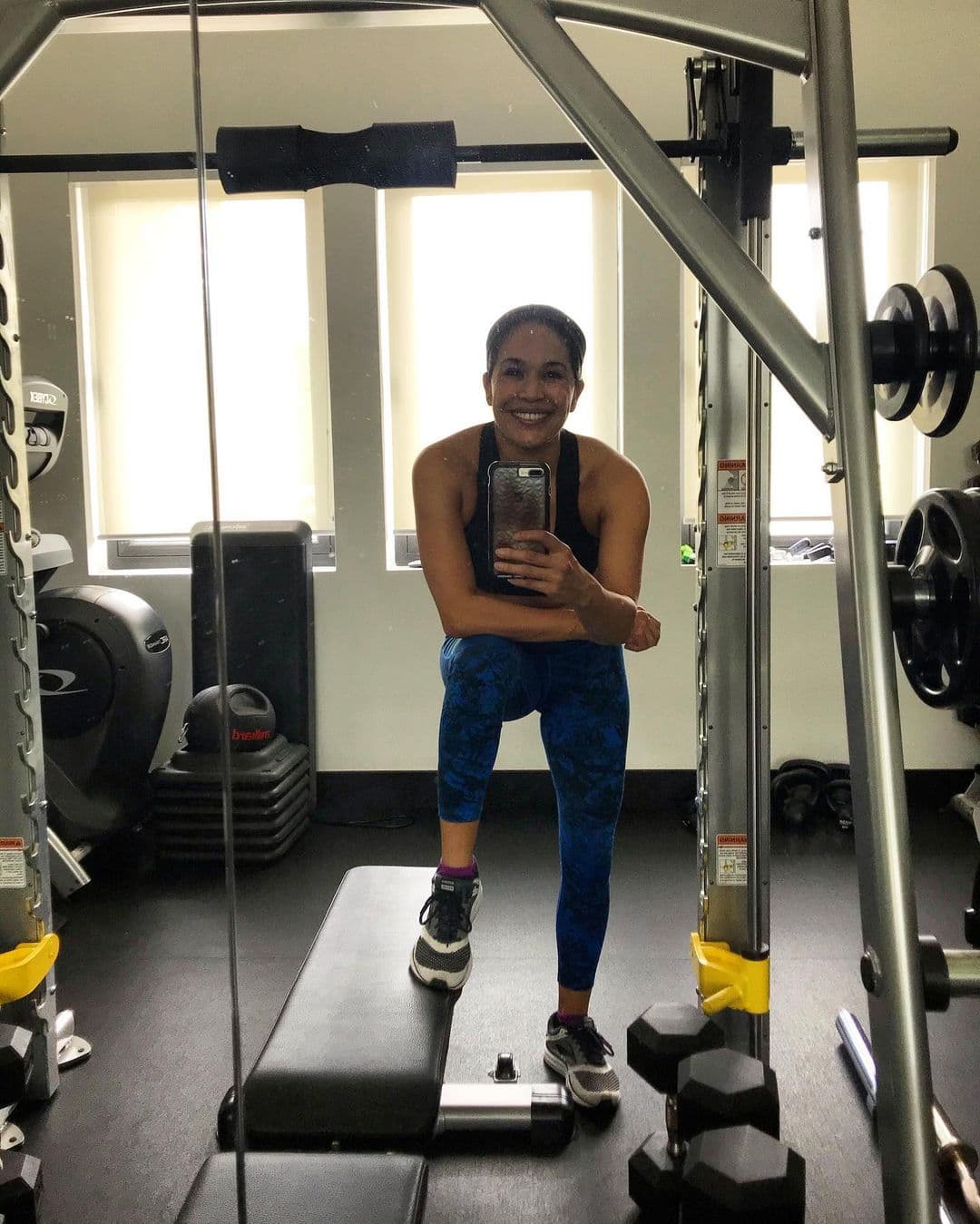 Es importante que cuando regreses a la posición de piernas estiradas, las mantengas en el aire y no las bajes al piso. Asimismo, al realizar las flexiones, debes contraer el abdomen.