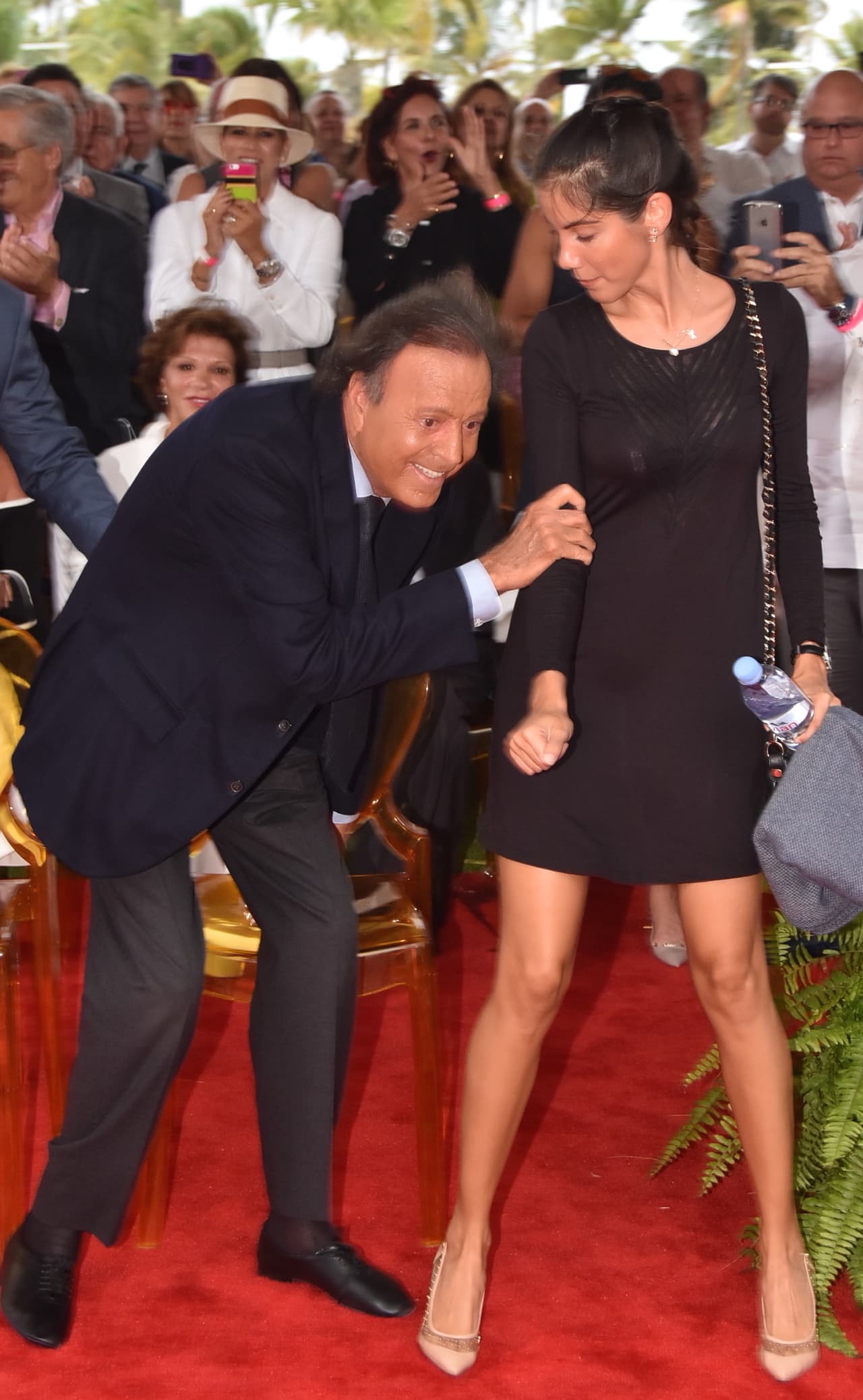 Le ayudaron un poco para ponerse de pie.