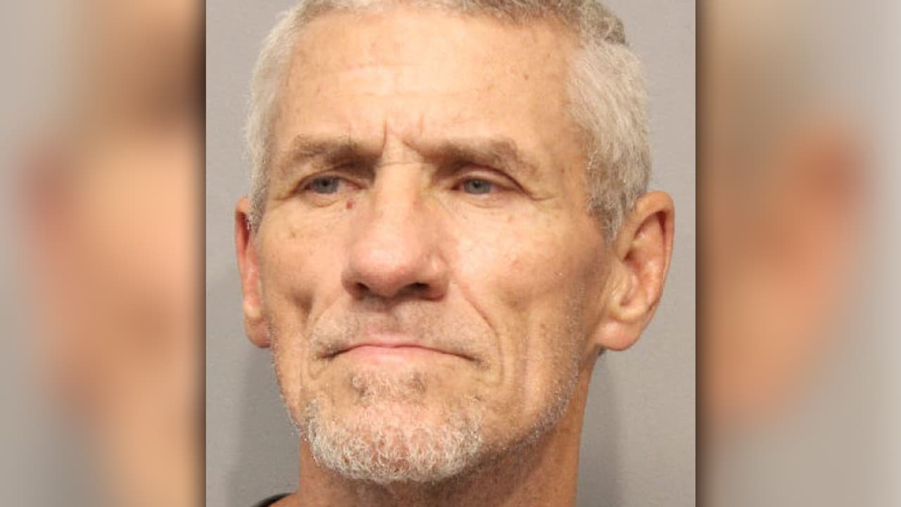 También arrestaron a James Dockal, de 62 años, por invasión a propiedad privada. Al parecer, ya tenía una advertencia previa de no regresar a la propiedad y la ignoró. El hombre permanece y no se le fijo fianza.