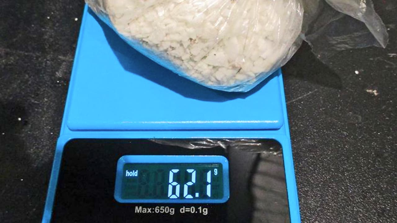 En el lugar se halló una balanza y una sustancia granulada blanca.