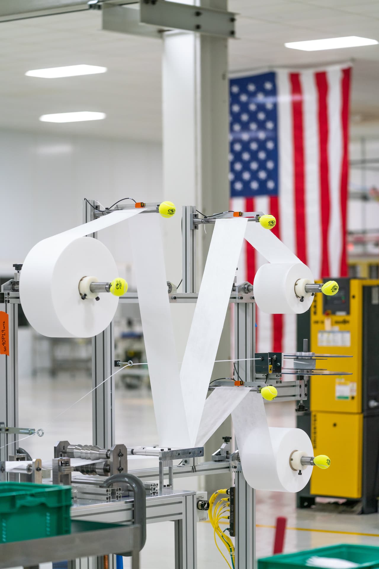 Ingenieros y técnicos de General Motors configuran y prueban las máquinas para fabricar máscaras faciales de Nivel 1.