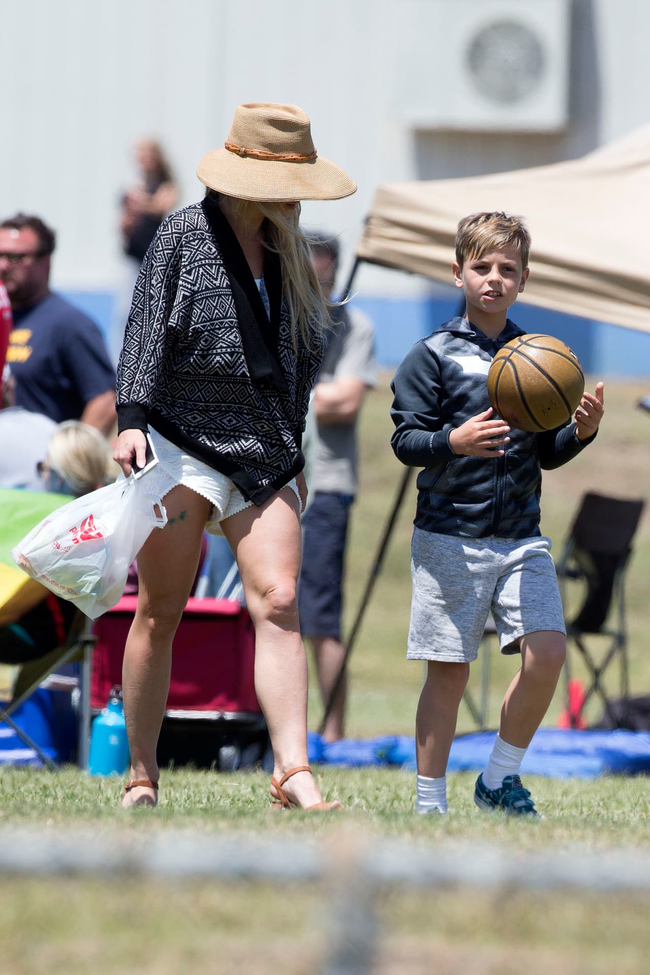 Es increíble cómo cambia cuando está abajo del escenario, ya que disfruta para ser una mujer normal y además una 'busy mom'.