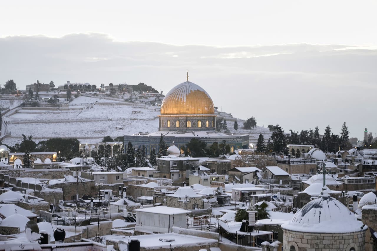 La nieve cubre la Mezquita de la Cúpula de la Roca en la Ciudad Vieja de Jerusalén.
<br>
<br>La tormenta bloqueó carreteras en el centro y el norte de Israel y provocó el cierre de escuelas y la suspensión del servicio de transportes públicos para evitar accidentes.
<br>