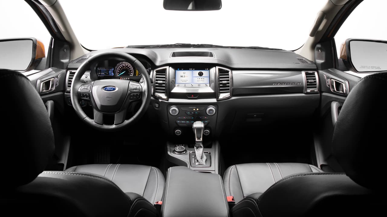 Celebramos que la cabina haya sido adaptada a los tiempos modernos, por ejemplo, ofrecerá un
<b>cuadro de instrumentos digital,</b> así como una pantalla de ocho pulgadas desde la cual se puede manejar el sistema SYNC 3, pero no solo eso, también podrá solicitarse el servicio de conectividad Wifi hasta para 10 dispositivos.