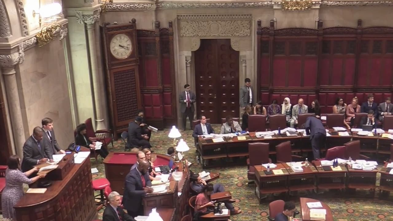 Nueva York vota a favor de ambicioso plan ecológico, más no sobre marihuana legal