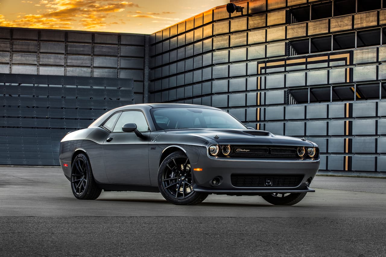 El Dodge Challenger T/A 2017 cuenta con detalles exteriores que incluyen un nuevo capó en pintura negra satinada, además del faldón delantero, gráficos en el techo y en la tapa de la cubierta en el mismo color, que combinan con las franjas laterales del T/A, y nuevas tapas de los rines con las icónicas franjas de Dodge.