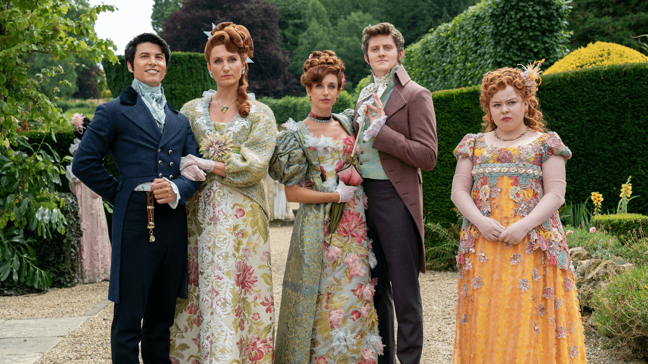 En la serie de Netflix 'Bridgerton', solo hay 3 hermanas Featherington. En los libros 'Seduciendo a Mr. Bridgerton', hay una cuarta, Felicity.