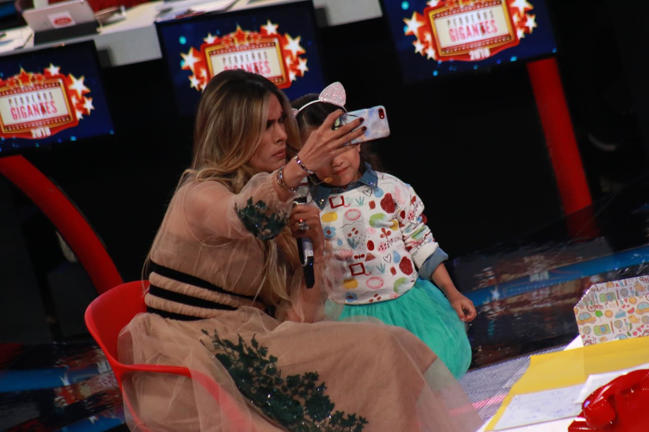 Anahí llegó diciendo que es modelo profesional.