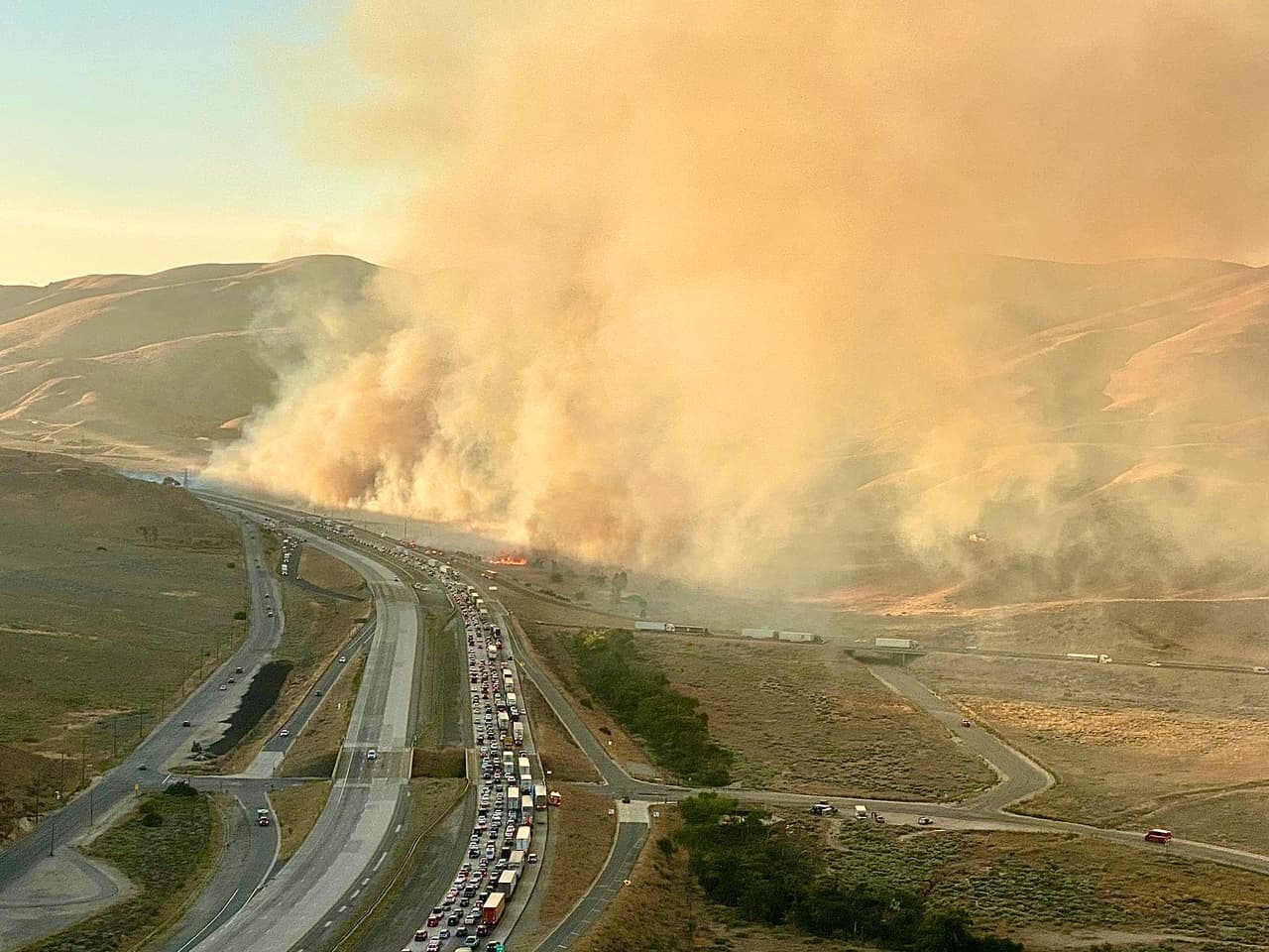 Incendio de maleza causa el cierre de la autopista 5 cerca de Grapevine