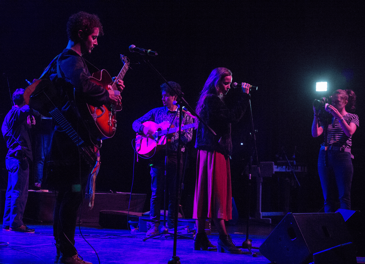 Monsieur Periné: Santiago Prieto (I), Nicolás Junca (C) y Catalina García (D) se concentran durante el
<i>soundcheck</i>.