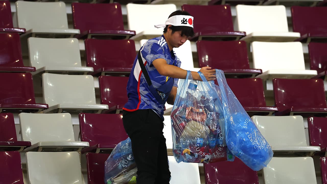 Aficionados de Japón siguen con ejemplo de levantar basura en Qatar 2022