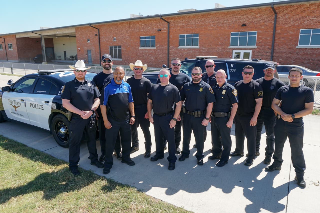 Oficiales de Fort Worth y Frisco viajan a Uvalde para apoyar a la comunidad