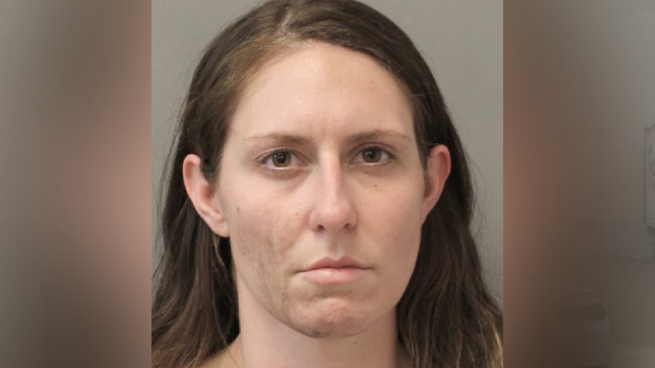 La mujer fue arrestada y enfrenta cargos por evitar arresto y posesión de sustancias controladas.