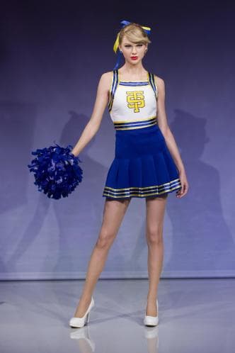 A pesar de ello, los padres aceptan a Taylor, pues no es una chica escandaloza.