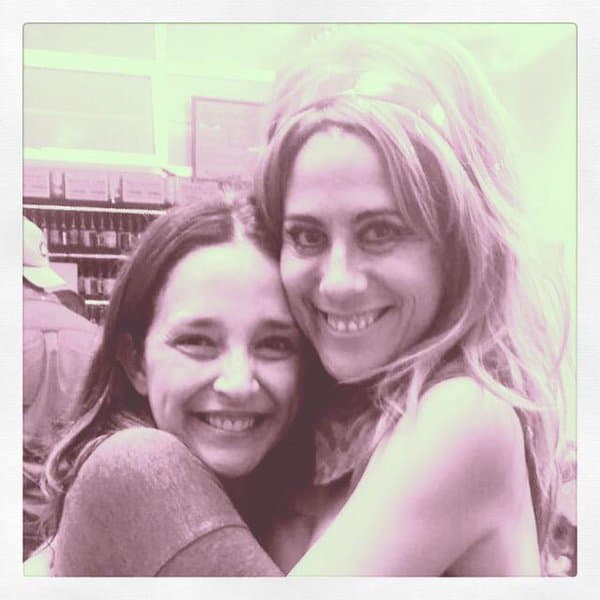 Las dos gozaron como niñas compartir escenas.