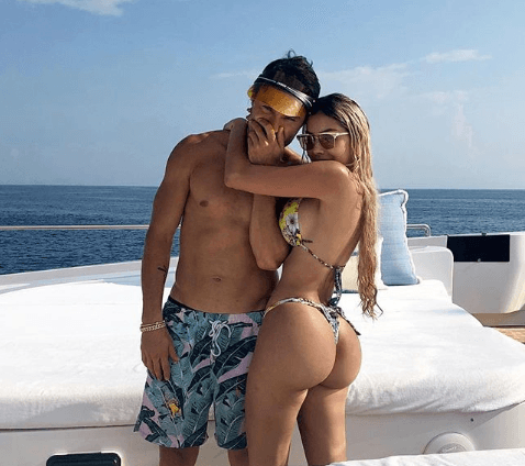 Por su parte el artista, con el que se rumora mantiene una relación sentimental desde hace cinco meses, compartió esta imagen de su estancia en Mykonos, una isla ubicada en Grecia, el pasado 27 de julio en Instagram.