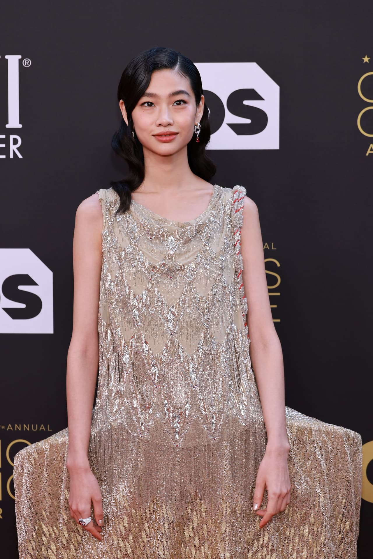<b>HoYeon Jung </b>
<br>La modelo, quien encarnó a Kang Sae en ‘El juego del calamar’, asistió a los premios con un elegante diseño Louis Vuitton en tono dorado y con algunos toques plateados, el cual acompañó con zapatillas negras.