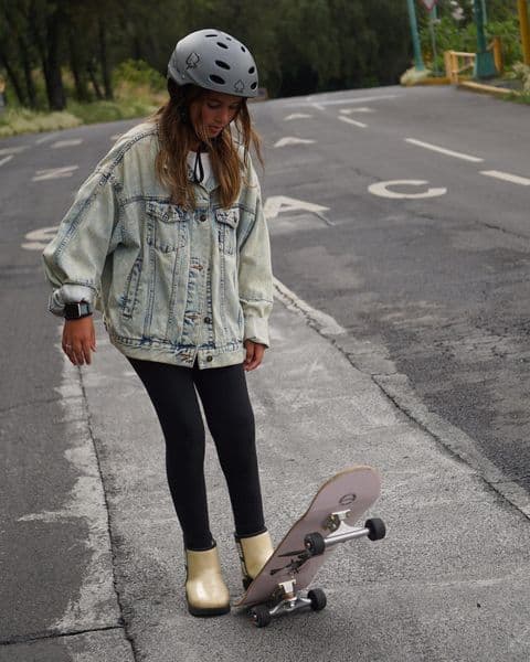 En su cuenta de Instagram, Julia da cuenta de lo mucho que disfruta su vida, ya sea patinando en skate o caminando a la orilla del mar.
<br>