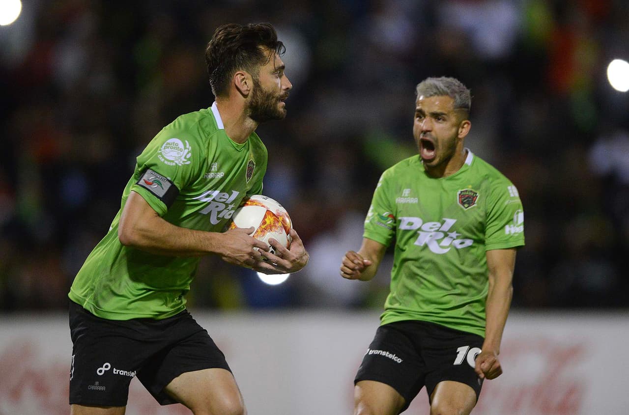 Leandro Carrijo (izquierda) anotó de tiro penal el 1-0 para los locales, quedando a un solo gol de clasificar a la final por haber sido el súper líder en la fase regular.