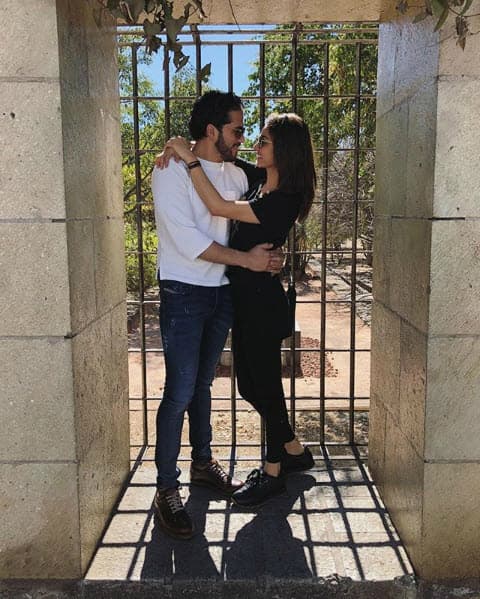 En los audios, la antagonista de 'Fuego ardiente' acepta que es falso lo publicado y le pide a Tovar dinero a cambio para desmentirlo públicamente. En la plática, él le solicita que diga que no son ciertos los supuestos mensajes que le encontró en su celular donde hablaba con Perroni, como lo publicó la revista, pero ella se niega a hacerlo, a menos de que cumpla con lo que le exige. 
<br>