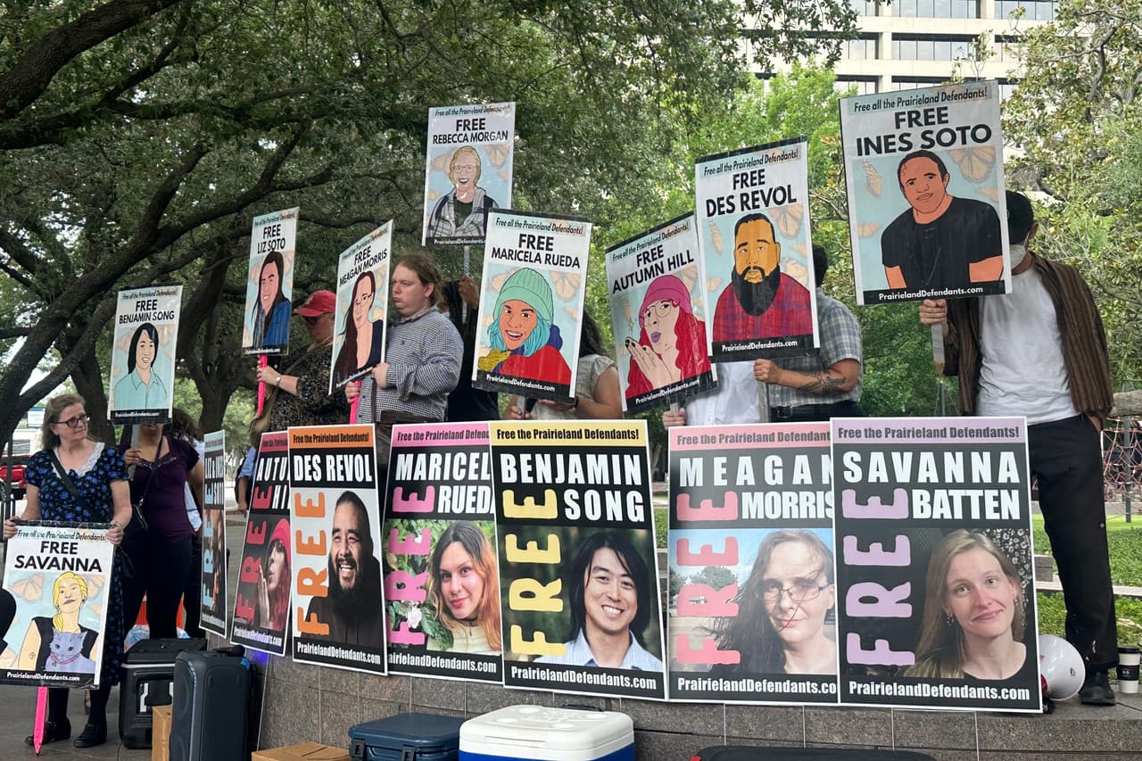 Hasta 100 años de prisión para los condenados por el tiroteo y la protesta en un centro de migrantes de Texas