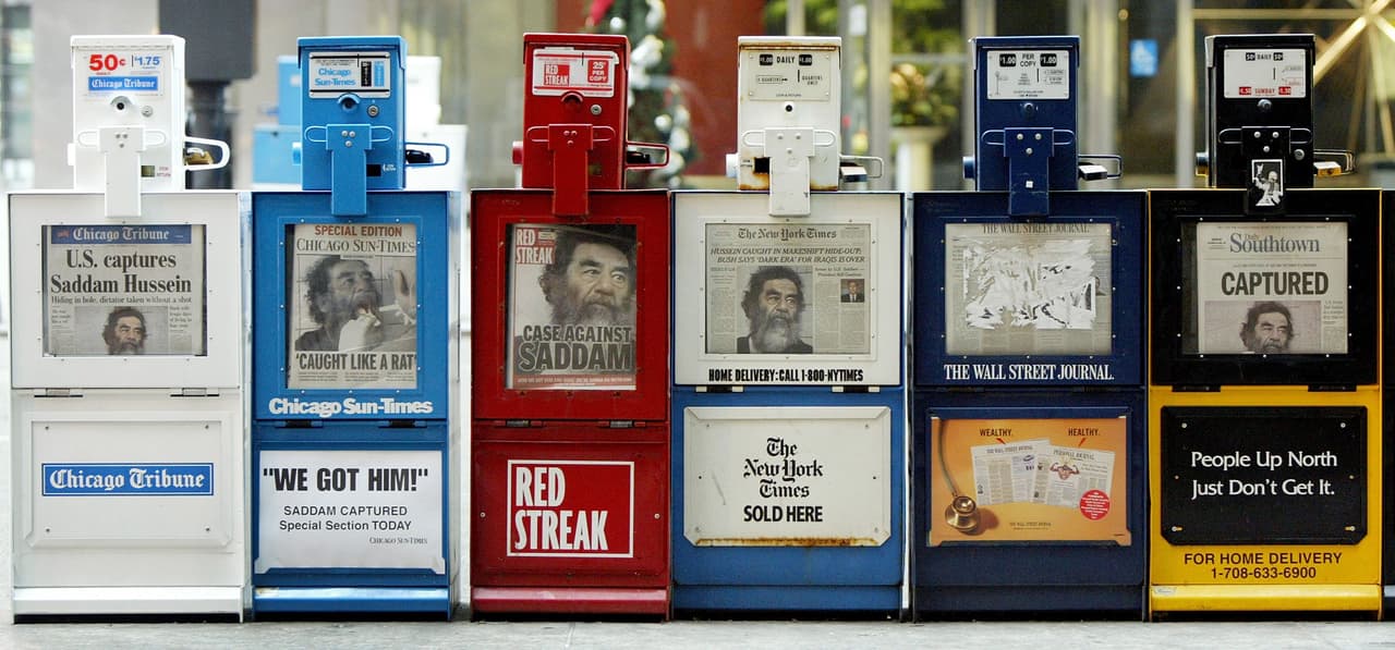 Saddam Hussein fue juzgado en tribunales de su país por delitos de lesa humanidad y ejecutado en la horca en noviembre de 2006. Luego de una breve transición política liderada por EEUU, se instauró un sistema democrático pero en un país tan dividido y armado que cayó en una permanente guerra civil. La presencia de EEUU en Irak terminó en 2011. En la fotografía, los diarios de todo el mundo dieron la noticia de la captura de Hussein en diciembre de 2003.