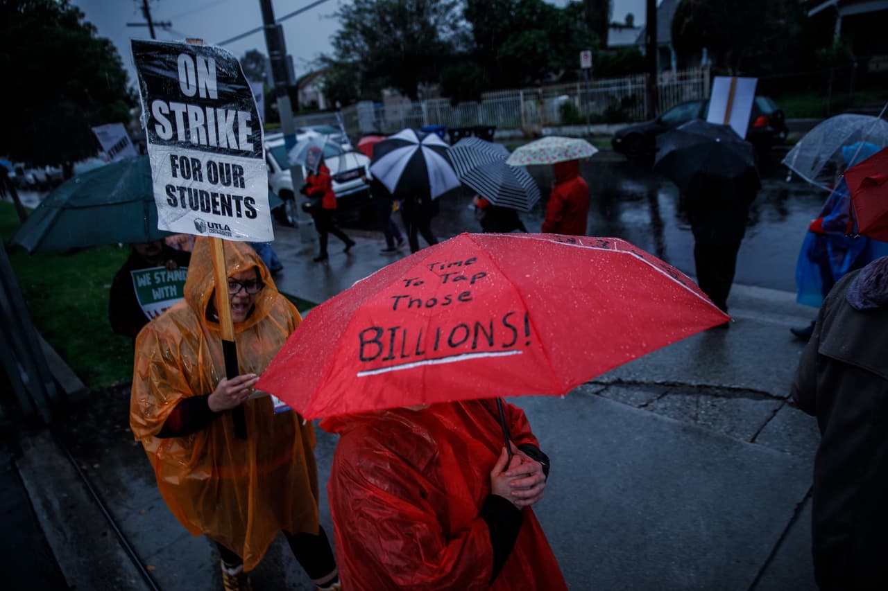 Sin importar la lluvia que no ha parado desde que empezó la huelga, miles de maestros han salido durante los últimos cuatro días a marchar por lo que han definido como su causa: la educación pública.
