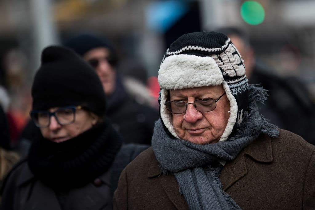 La hipotermia y el congelamiento son de las principales amenazas durante el invierno. Evítalos usando 
<b>prendas apropiadas para estar al aire libre</b>: abrigos, tejidos cerrados, capas de ropa liviana, guantes, gorro, bufanda y botas. En la imagen, peatones en Midtown Manhattan este 3 de enero de 2018.