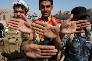 Policías iraquíes durante ua protesta de rechazo al grupo rebelde sunita ISIS.