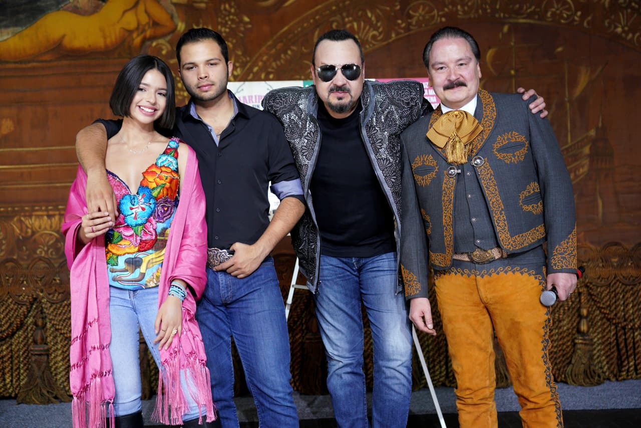 Ahí desmintió los señalamientos de Jose María Angulo Hernández, quien, en entrevista con la revista TVNotas, 
<b><a href="https://www.univision.com/shows/el-gordo-y-la-flaca/que-piensa-pepe-aguilar-de-que-ahora-muchas-personas-lo-reconocen-como-el-padre-de-angela-video">acusó al papá de Ángela Aguilar</a></b>, Leonardo, Aneliz y Emiliano de tener varias amantes.