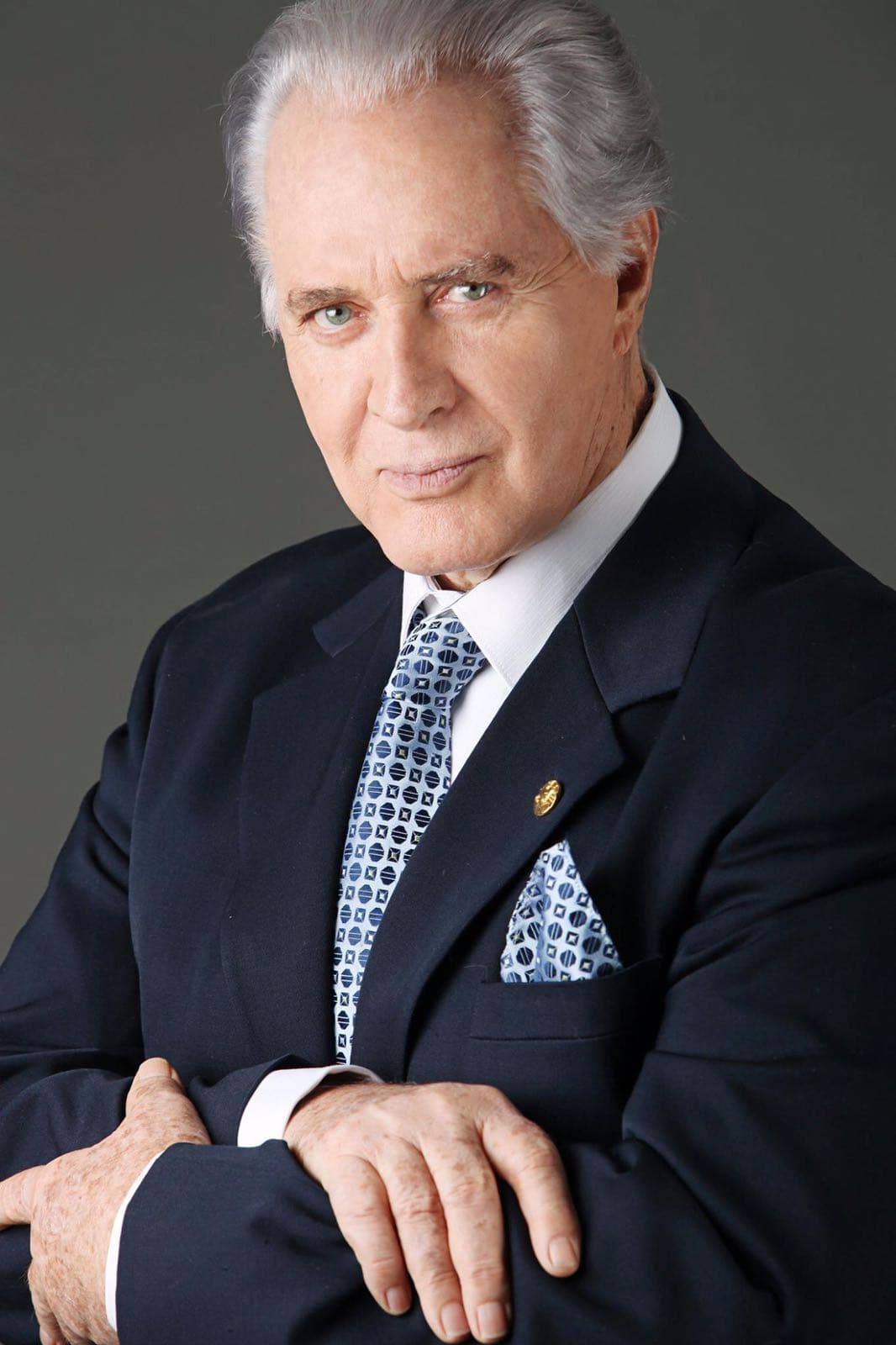 Una de las últimas poses de galán de novela de Rogelio Guerra.