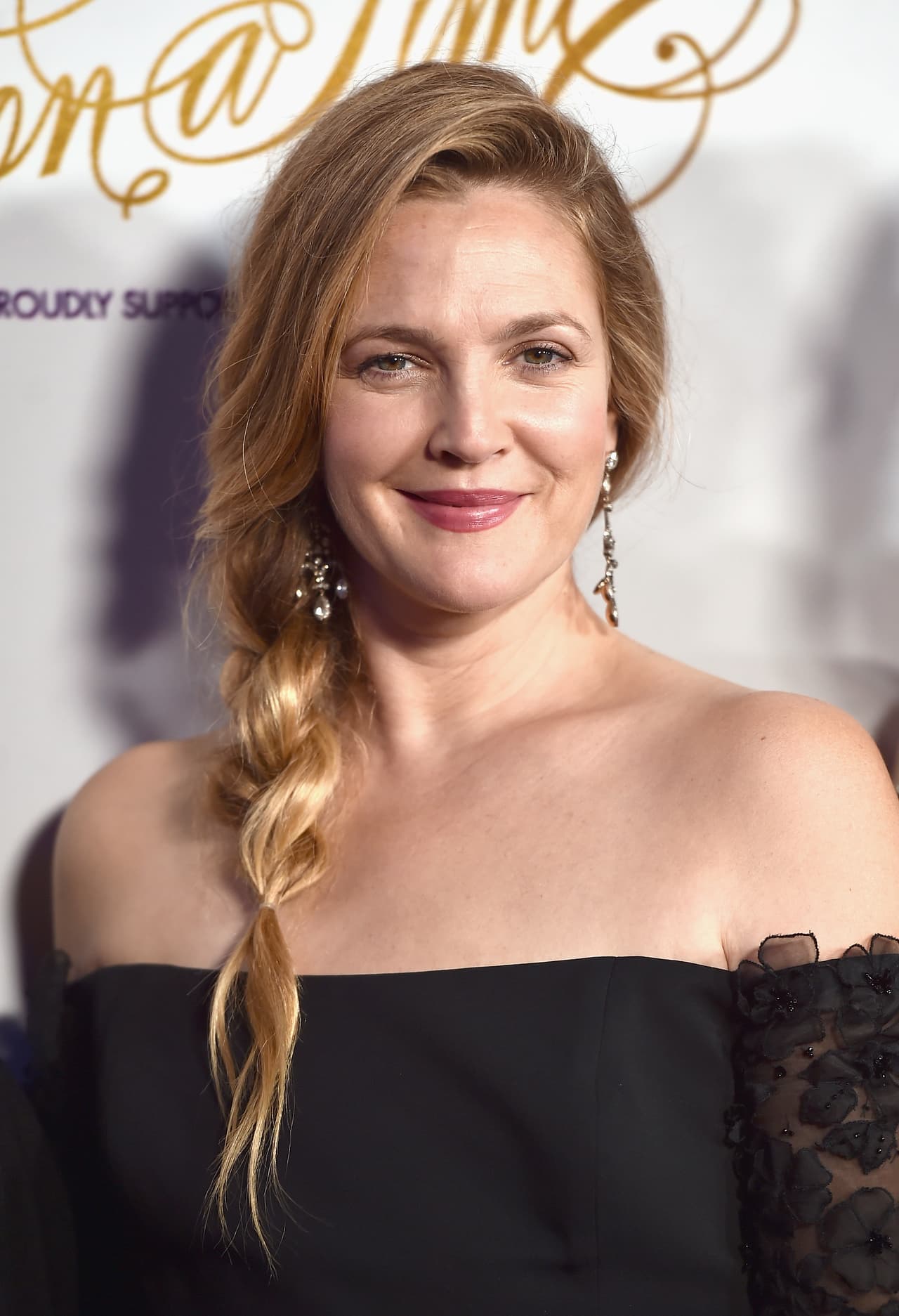 Durante varios años Drew Barrymore se mantuvo alejada de su padre y aunque declaró quererlo, ella optó por no mantener contacto con él, hasta su muerte en 2004.