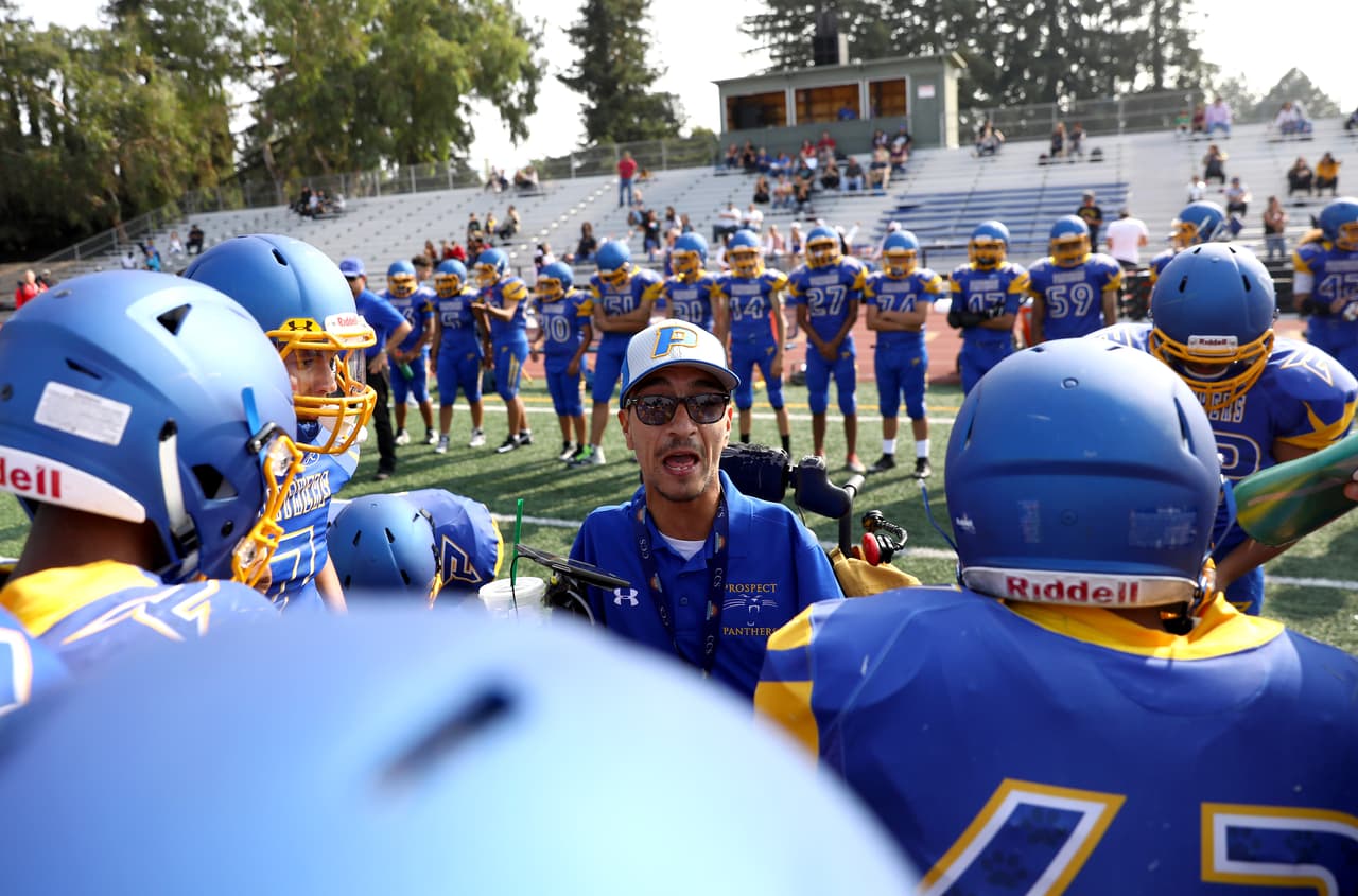 Méndez asistió a Gilroy High en el norte de California y comenzó a ver a sus amigos en la práctica de fútbol después de la escuela. Un día, el entrenador lo llamó para unirse al grupo, y desde ese día, Méndez siempre ha querido ser entrenador de fútbol.