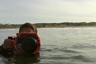 Sachi Cunningham, la mujer que arriesga su vida por fotografiar a surfistas