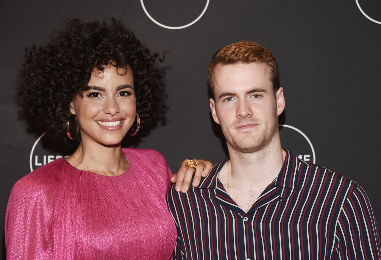 Los actores que dieron vida a los duques de Sussex en la primera cinta fueron Parisa Fitz-Henley y Murray Fraser. 
<br>