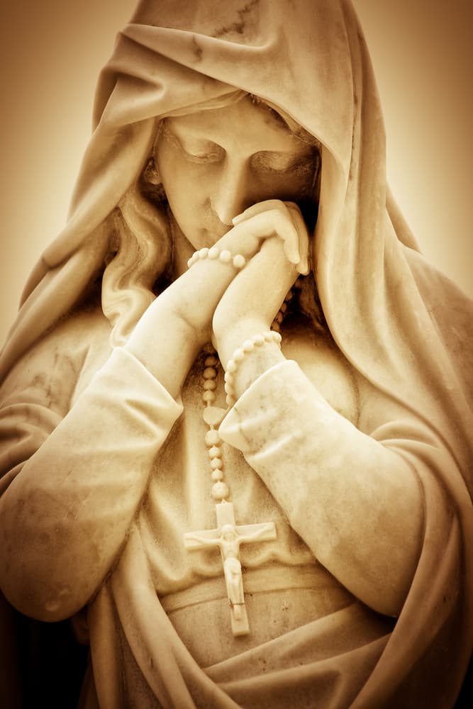 Y es que es el incomparable dolor de una madre que ve a su amado Hijo sufriendo y a punto de morir. Alguien que fue abandonado por su gente y sus fieles seguidores, que fue torturado, escupido, golpeado, azotado y obligado a cargar su propia cruz donde fue clavado. El terror de una madre que debe presenciar la agonía de la muerte de su hijo.