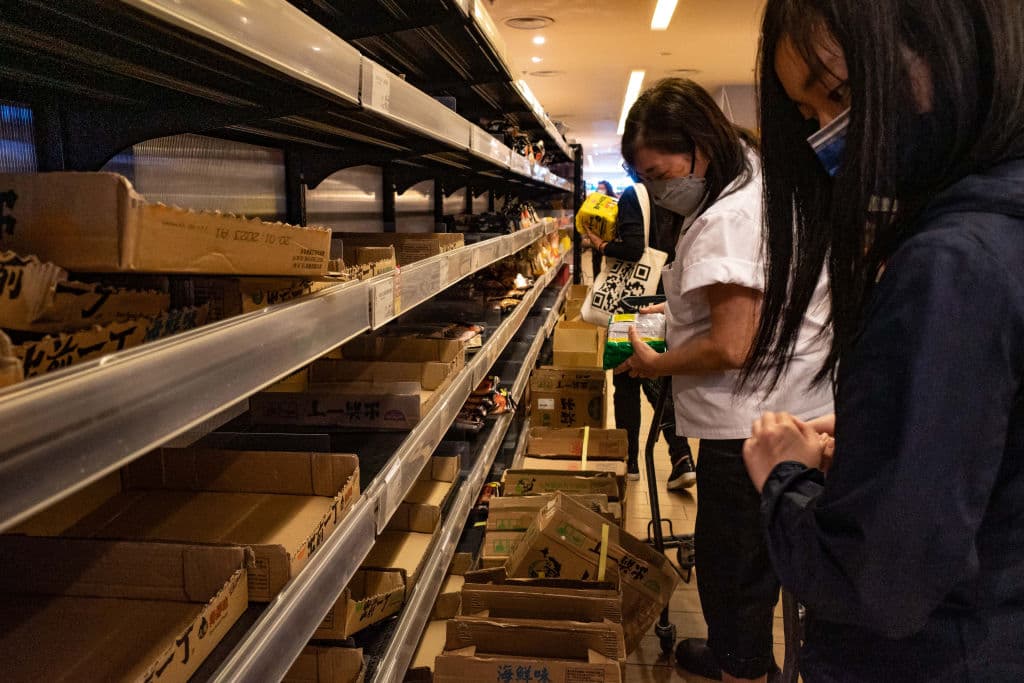 Hong Kong es uno de los pocos lugares en el mundo que aún batalla para contener la pandemia, mientras el resto busca caminos para vivir con el virus. En momentos en que las restricciones son levantadas en las grandes ciudades, esta, un fuerte centro financiero global, sigue viviendo un colapso de sus hospitales y morgues, de los servicios de ambulancia y los espacios de aislamiento. Se encuentra en un punto que el mundo superó meses atrás.