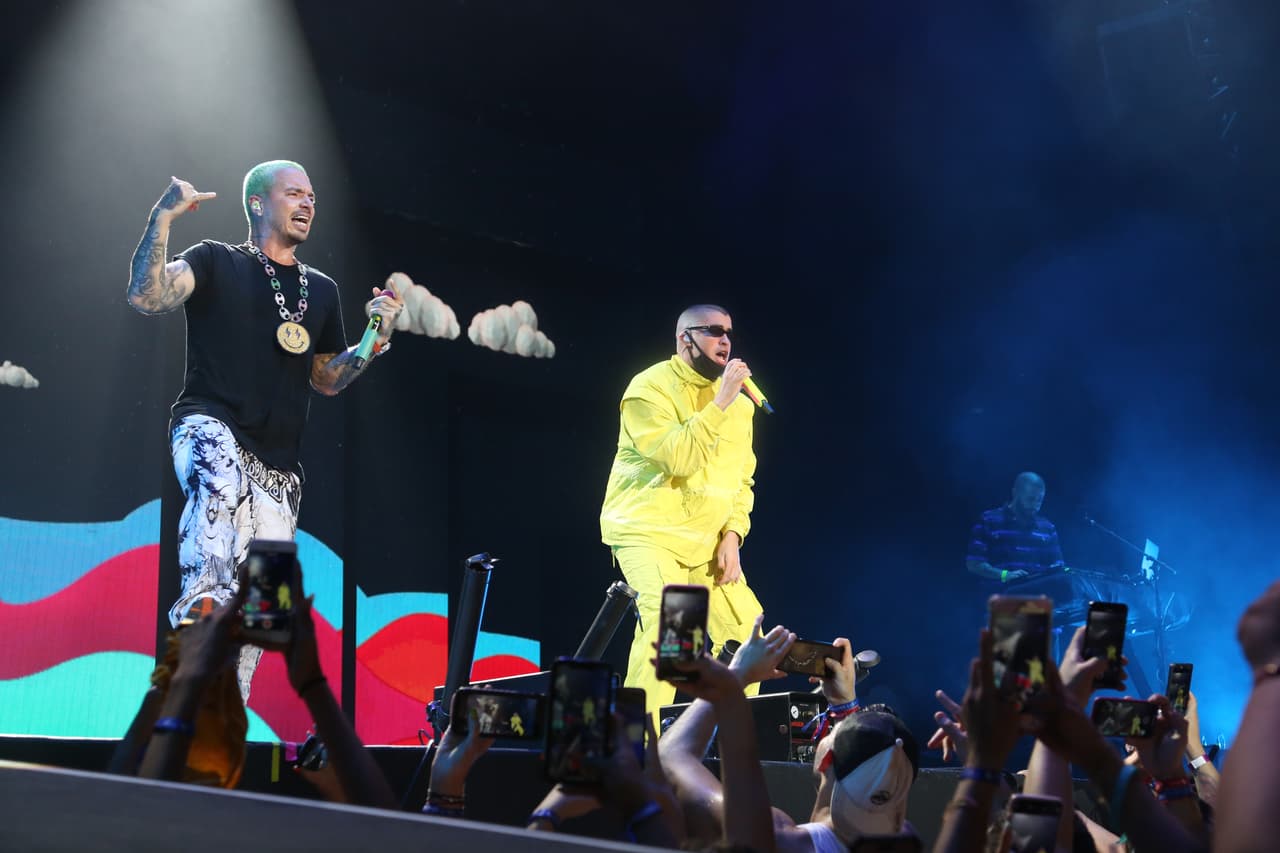 <b>J Balvin</b> y 
<b>Bad Bunny</b> fueron los encargados de cerrar el Uforia Latino Mix Live en Dallas y como se esperó, presentaron en vivo su nuevo álbum, Oasis. 
<br>.