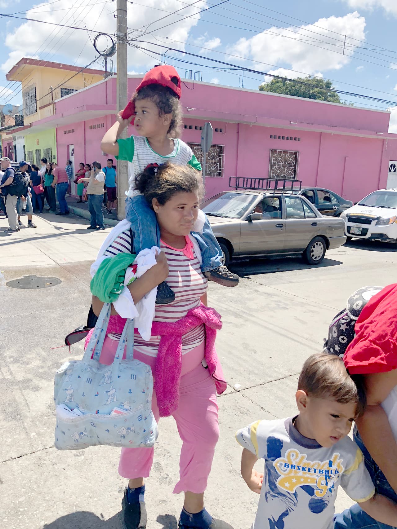 “Los terroristas no suelen llevar a sus niños en brazos y en carriolas durante más de 1,000 millas”.