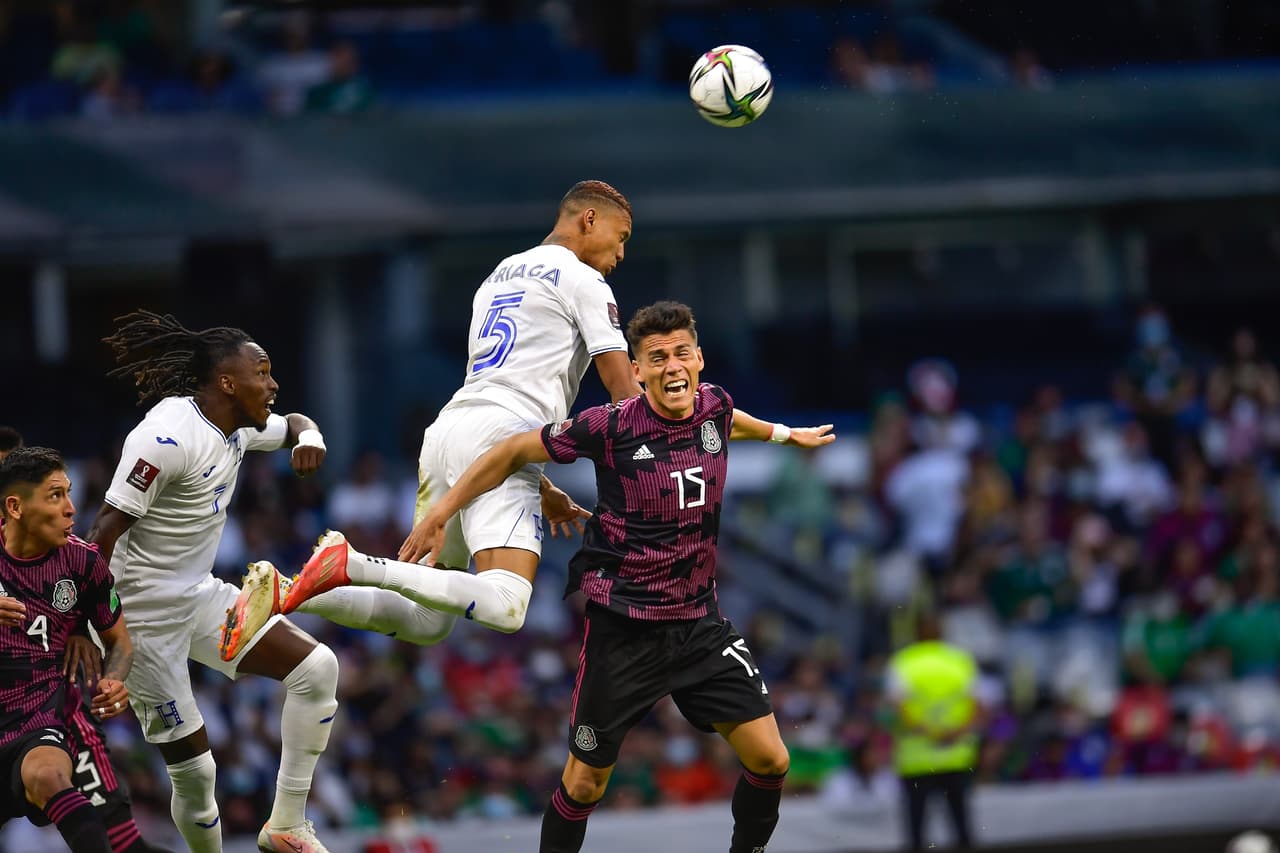 Los 'catrachos' hicieron un juego ríspido de mucho contacto físico.